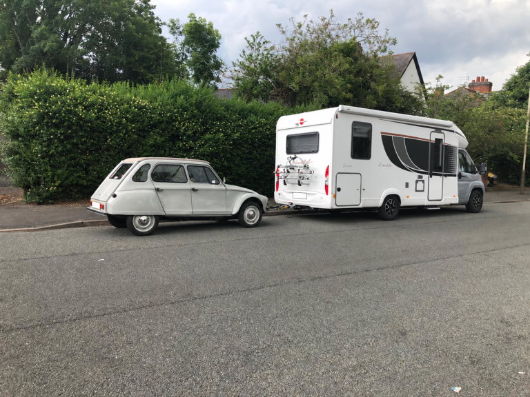 Citroën Dyane being towed